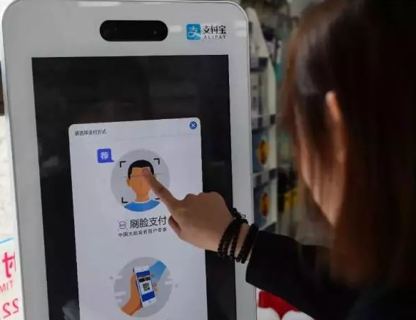 首個(gè)能靠臉吃飯的機(jī)場(chǎng)來(lái)了！鄭州機(jī)場(chǎng)率先實(shí)現(xiàn)支付寶刷臉支付